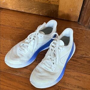 Lululemon size 8 sneakers in very good condition. Only worn a few times.